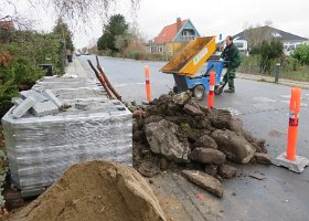 2016-12-09 10-13-12 - IMG 1910  Stensætningen: Der var tilført nye, store sten. Det der ikke skal bruges, køres ud til afhentning